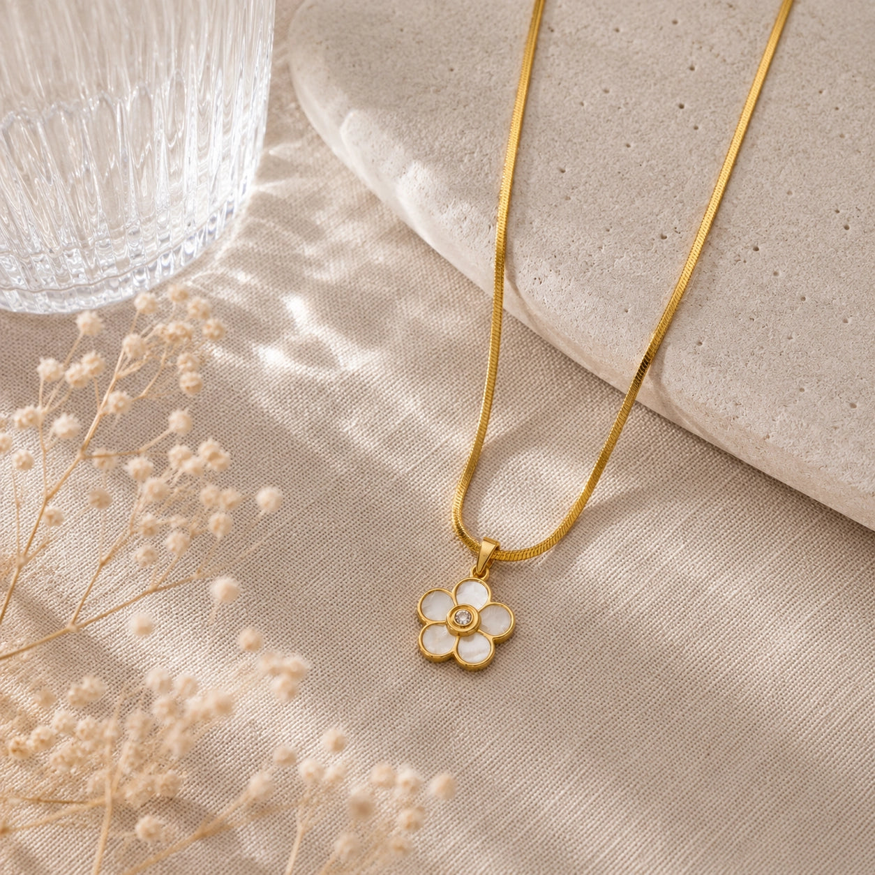 Daisy Flower Pendant Necklace